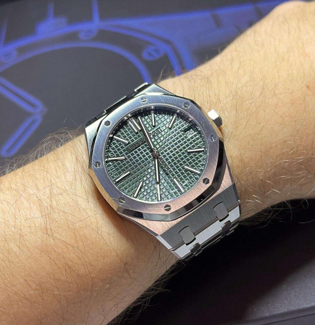 AP Royal Oak 15510ST green Grande Tapisserie dial on wrist
