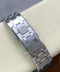 AP Royal Oak 26240BC lug detail 1320BC
