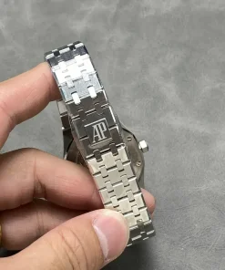 AP Royal Oak 15450ST black dial lug detail