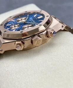 AP Royal Oak 26331OR blue dial bracelet detail