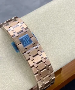 AP Royal Oak 26331OR blue dial clasp detail