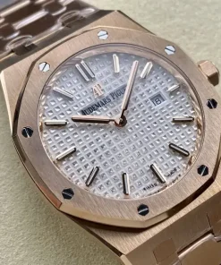 AP Royal Oak 67651OR clasp detail 1261OR 3939