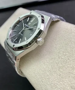 AP Royal Oak 15400ST black dial caseback detail 1220ST
