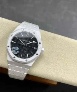 AP Royal Oak 15500 black dial crown detail
