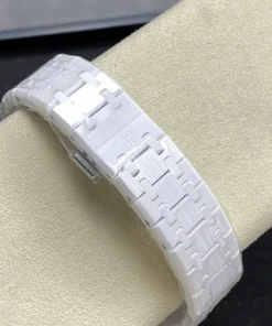 AP Royal Oak 15500 black dial clasp detail