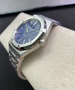 AP Royal Oak 15400ST blue dial clasp detail 1220ST