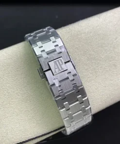 AP Royal Oak 15400ST blue dial lug detail 1220ST