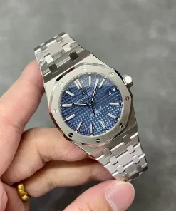 AP Royal Oak 15450ST blue dial crown detail