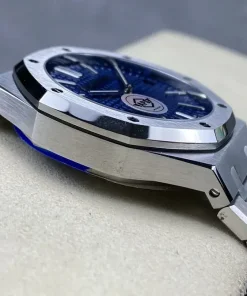 AP Royal Oak 15510ST blue dial clasp detail