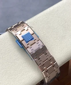 AP Royal Oak 26240OR blue dial bezel detail