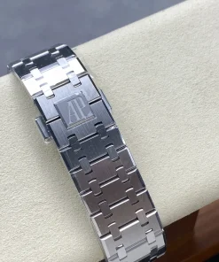 AP Royal Oak 26240ST blue dial crown detail