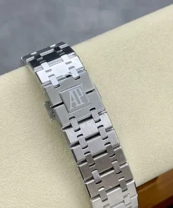 AP Royal Oak 26331ST blue dial clasp detail