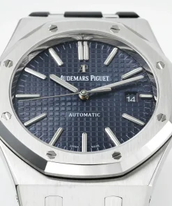 AP Royal Oak 15400ST blue dial lug detail 1220ST 4074