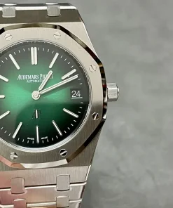 AP Royal Oak 15202PT green dial bracelet detail