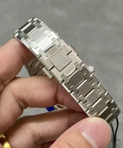 AP Royal Oak 15202PT green dial lug detail