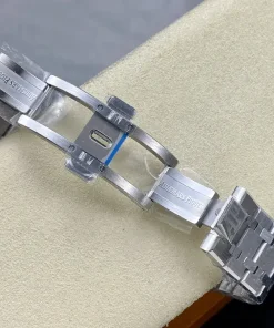 AP Royal Oak 15510ST green dial front view