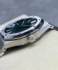 AP Royal Oak 15510ST green dial clasp detail
