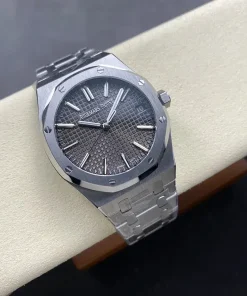 AP Royal Oak 15510ST grey dial clasp detail