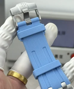 AP Royal Oak Offshore 26238ST sky blue dial bracelet detail