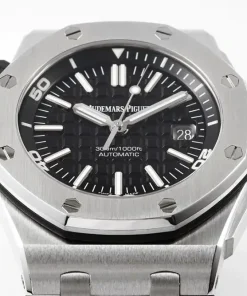 AP Royal Oak Offshore 15703ST black dial clasp detail