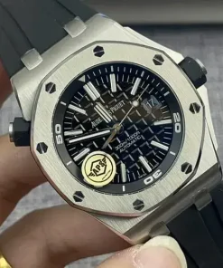 AP Royal Oak Offshore 15710ST black dial bracelet detail