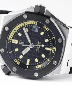 AP Royal Oak Offshore 15720CN black dial bracelet detail