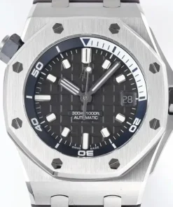 AP Royal Oak Offshore 15720ST black dial clasp detail