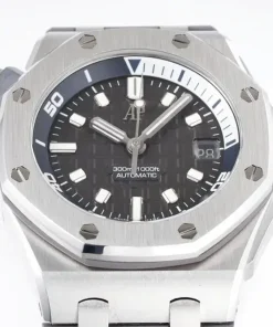AP Royal Oak Offshore 15720ST black dial lug detail