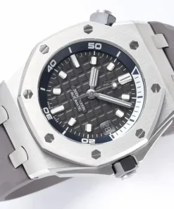 AP Royal Oak Offshore 15720ST black dial bracelet detail