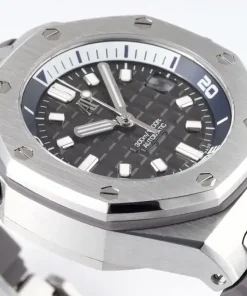 AP Royal Oak Offshore 15720ST black dial crown detail