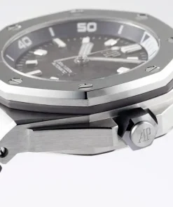 AP Royal Oak Offshore 15720ST black dial dial closeup