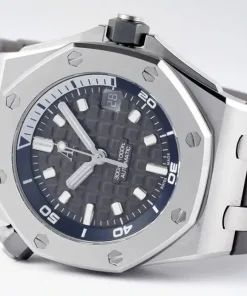 AP Royal Oak Offshore 15720ST black dial caseback detail
