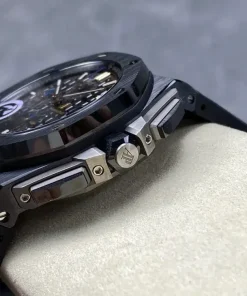 AP Royal Oak Offshore 26405CE black dial bracelet detail