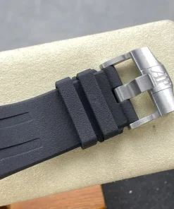 AP Royal Oak Offshore 26405CE black dial clasp detail