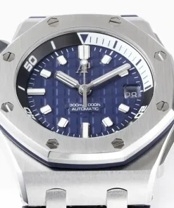 AP Royal Oak Offshore 15720ST blue dial lug detail