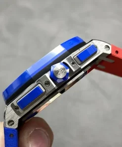 AP Royal Oak Offshore 26400SO bright blue dial bracelet detail