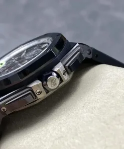 AP Royal Oak Offshore 26405CE silver dial crown detail