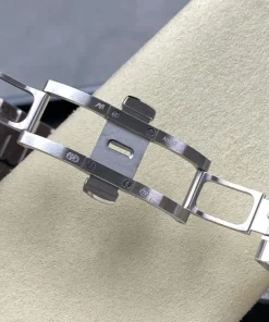 AP Royal Oak Offshore 26238ST blue dial clasp detail