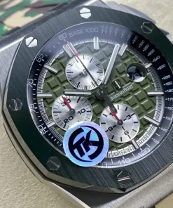 AP Royal Oak Offshore 26400SO green dial clasp detail