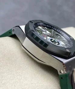 AP Royal Oak Offshore 26400SO green dial caseback detail