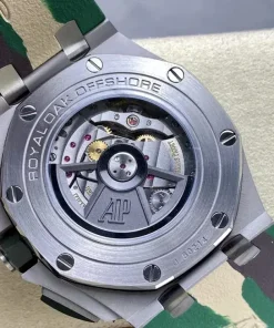 AP Royal Oak Offshore 26400SO green dial dial closeup