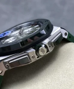 AP Royal Oak Offshore 26400SO green dial lug detail