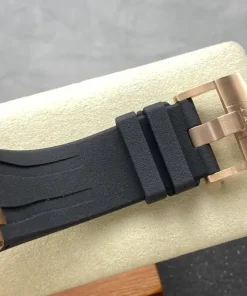 AP Royal Oak Offshore 26568OM clasp detail