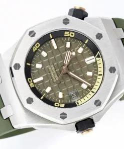 AP Royal Oak Offshore 15720ST green dial caseback detail
