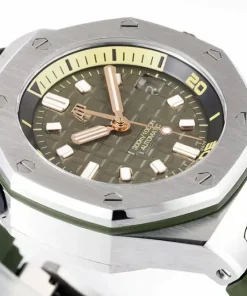 AP Royal Oak Offshore 15720ST green dial dial closeup