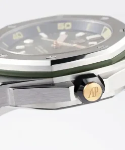 AP Royal Oak Offshore 15720ST green dial crown detail
