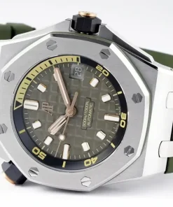 AP Royal Oak Offshore 15720ST green dial bracelet detail