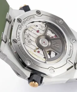 AP Royal Oak Offshore 15720ST green dial lug detail