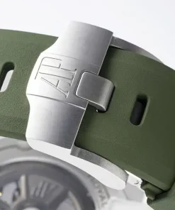 AP Royal Oak Offshore 15720ST green dial clasp detail