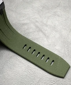 AP Royal Oak Offshore 26405CE green dial lug detail